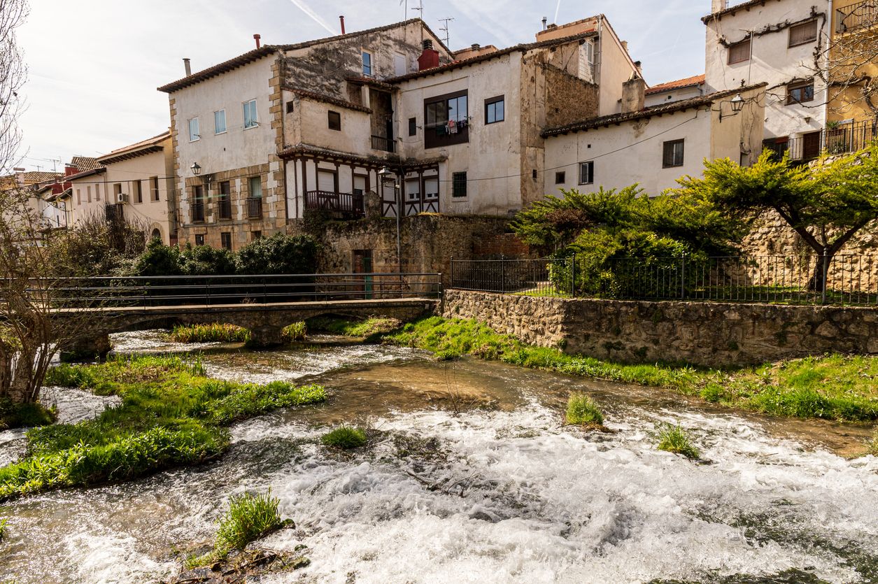 El pueblo de La Alcarria que inspiró a Camilo José Cela y es perfecto para disfrutar del otoño