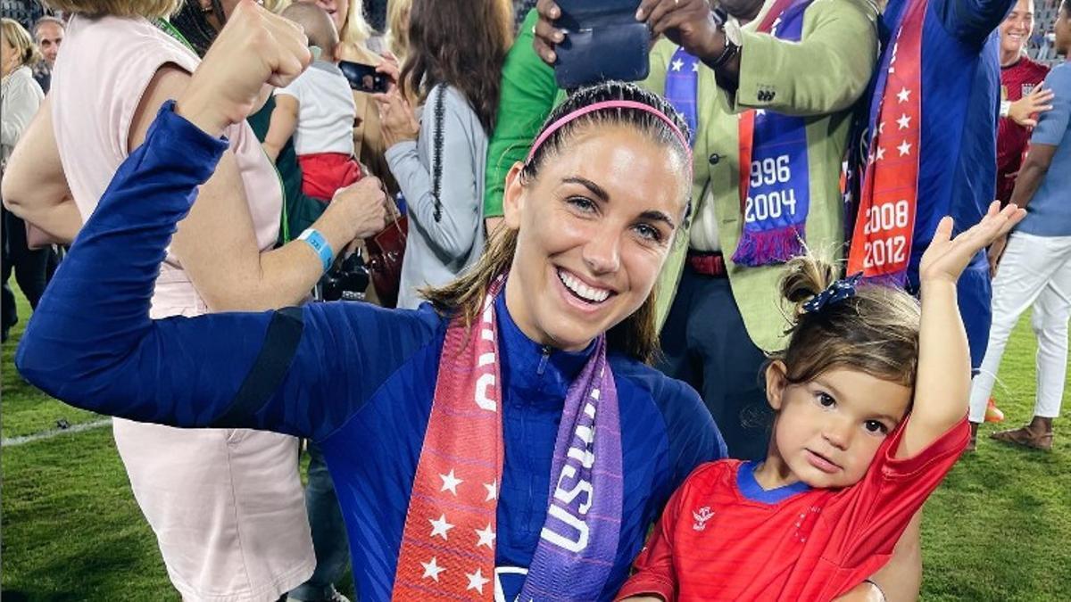 Alex Morgan posa con su hija.