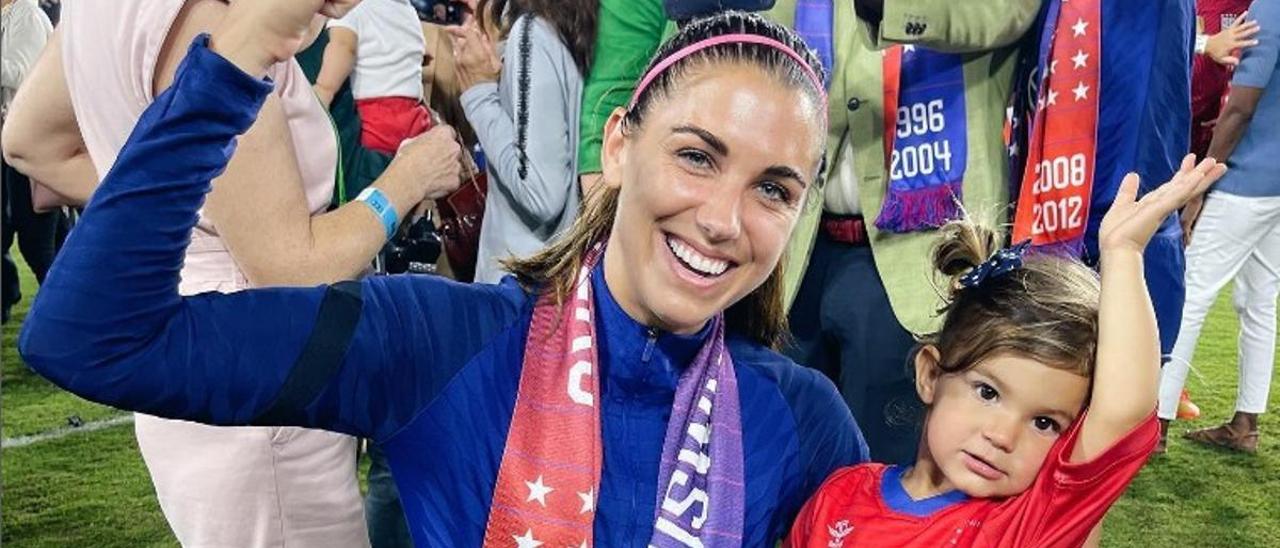 Alex Morgan posa con su hija.