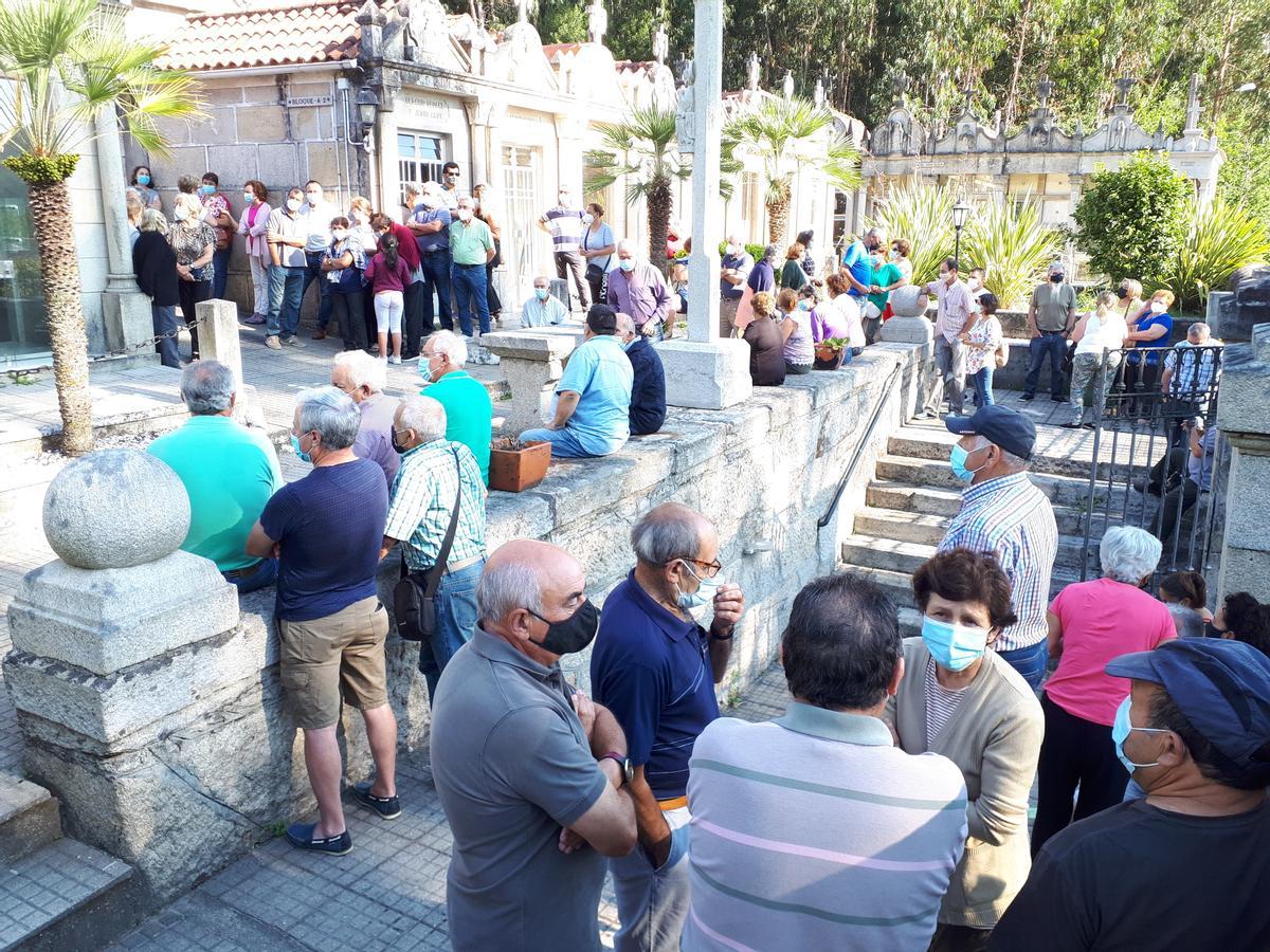 Reunión de vecinos, este jueves, en el cementerio de Vilaboa