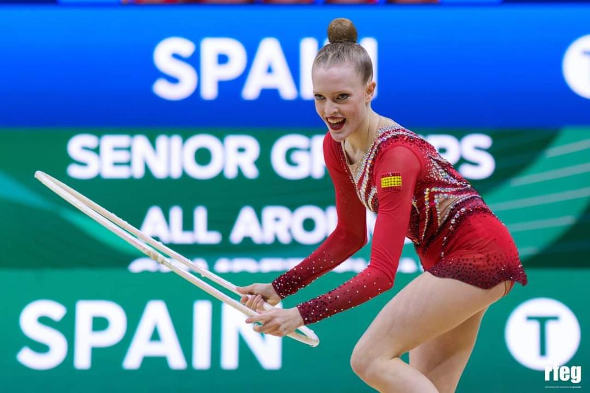 Patricia Pérez, durante un ejercicio con el aro.