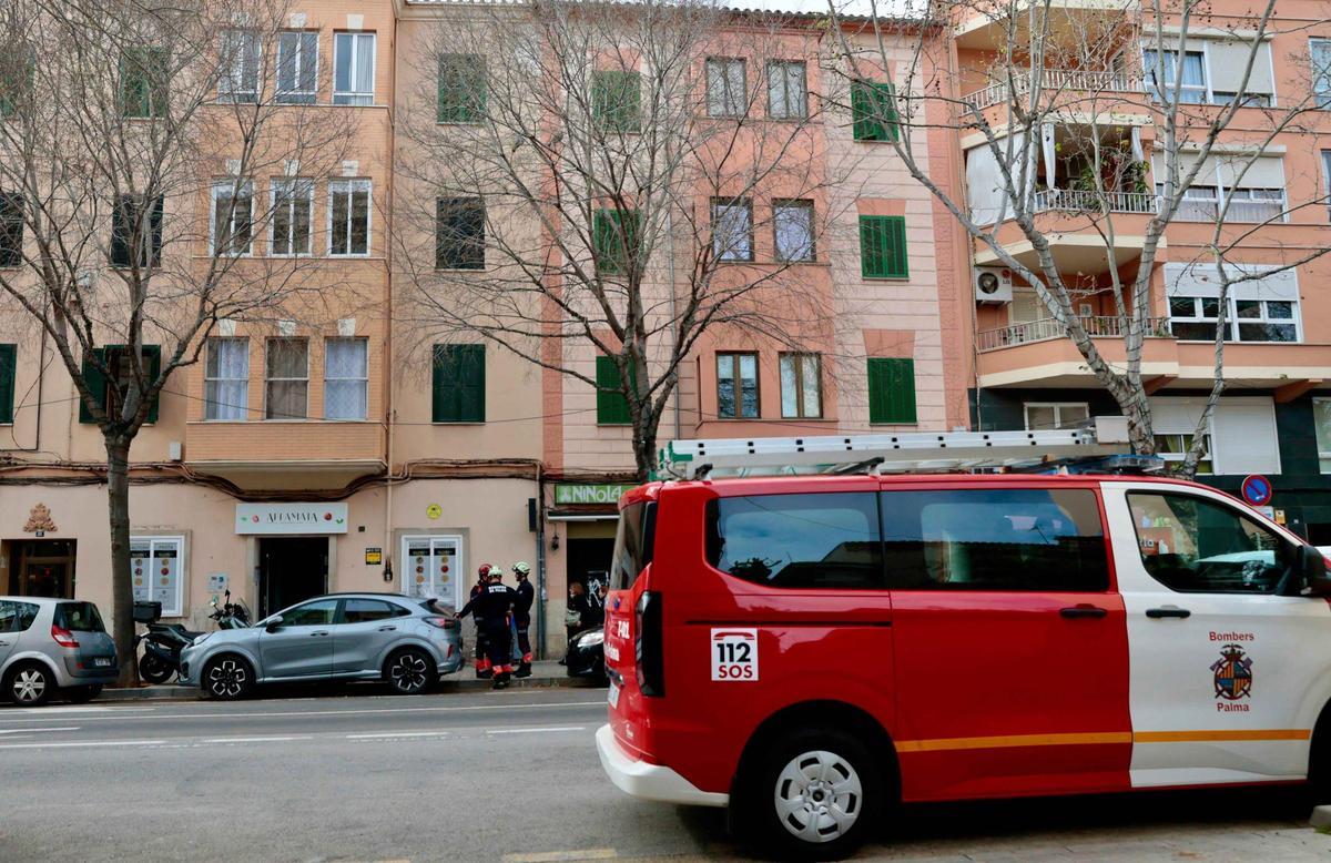 Desalojan tres viviendas de la calle Gaspar Bennàsar, en Palma, por riesgo de derrumbe
