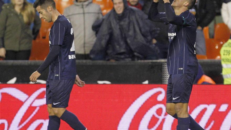 Pablo Fornals celebra el segundo gol de la noche, el que valió el empate con el Valencia, junto a Jony.