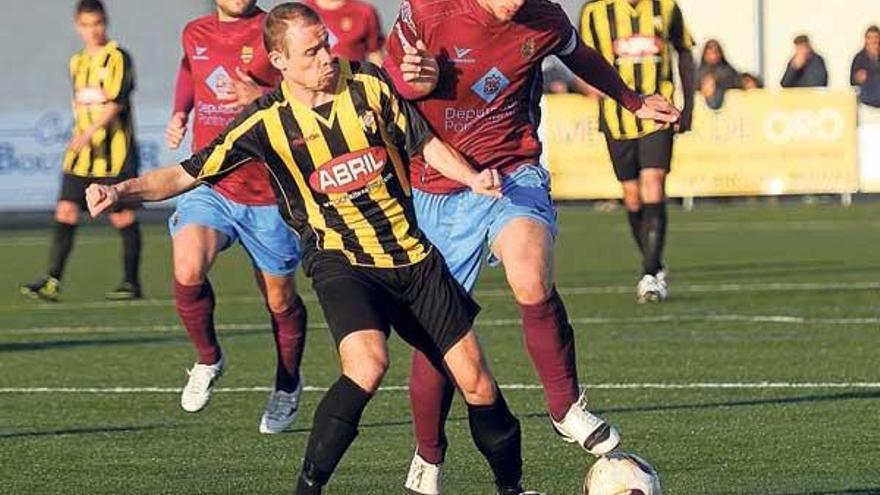 Iago Paz, del Rápido de Bouzas, intenta hacerse con el balón ante un jugador del Pontevedra. // Rafa Vázquez