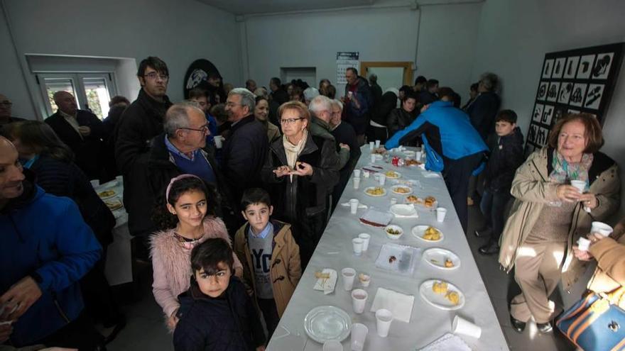 Asistentes al día del socio, ayer, en el local social de San Cristóbal.