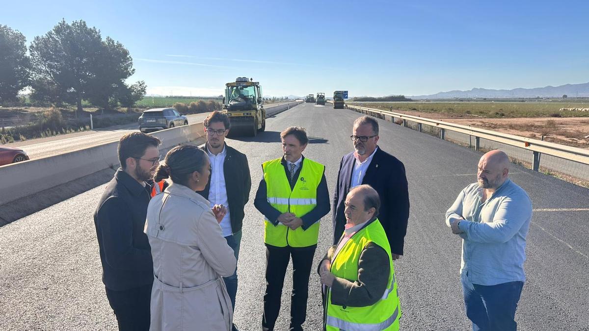 El consejero de Fomento e Infraestructuras, Jorge García Montoro, supervisa las obras de reasfaltado de la autovía que conecta Alhama de Murcia con Mazarrón RM-23.