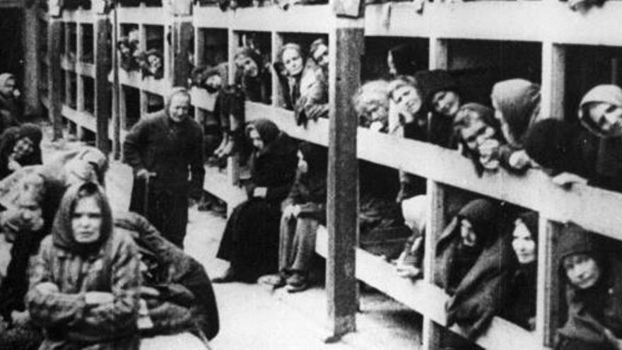 Fotografía sin fecha de prisioneros en el campo de concentración de Auschwitz-Birkenau.