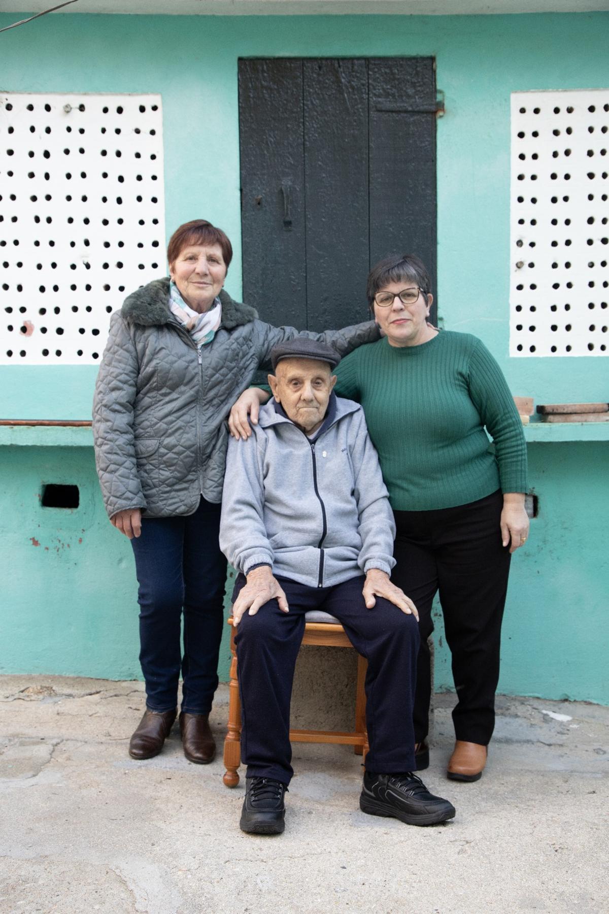 José Otero Estévez acompañado ayer por sus dos hijas, en el día de su 100 cumpleaños