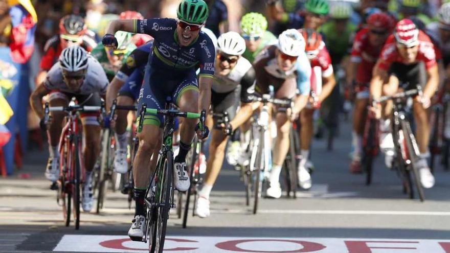 Keukeleire se impone al esprint en la meta de Bilbao. // Javier Lizón