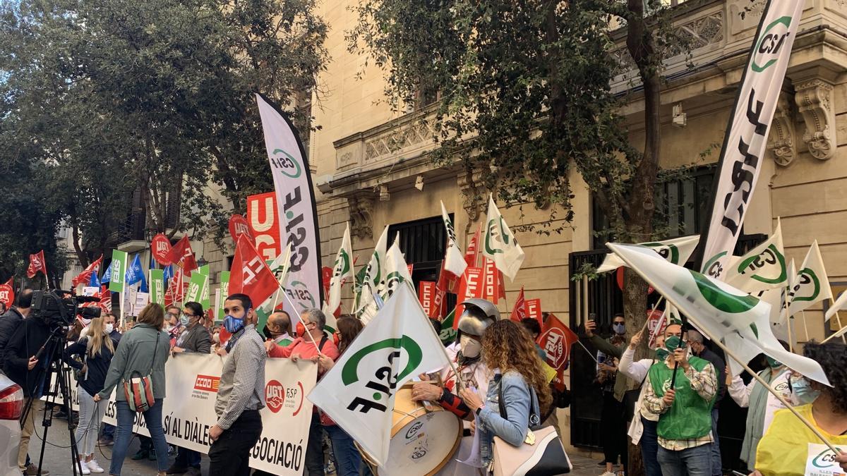 BALEARES.-Un centenar de funcionarios vuelven a concentrarse ante el Parlament para pedir que se apliquen subidas salariales