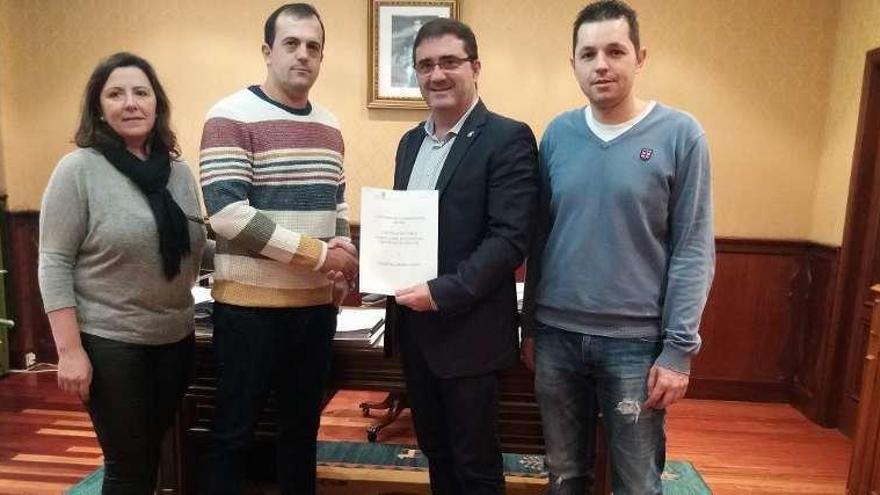 El alcalde de A Cañiza (2ºpor la derecha) con la directiva del club. // D.P.