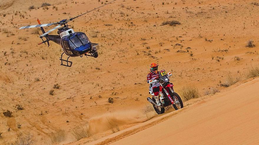 Laia Sanz resiste al dolor en el Dakar