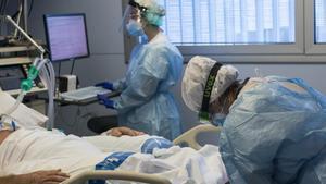 Personal sanitario atendiendo a un paciente ingresado en la Unidad de Cuidados Intensivos (UCI) para enfermos de coronavirus del Hospital Universitario Dr  Josep Trueta de Girona  Catalunya (Espana)  a 21 de diciembre de 2020  Cataluna ha amanecido hoy con nuevas restricciones  entre ellas  la movilidad a la comarca durante toda la semana  para afrontar el repunte del Covid-19 en Catalunya y ante  la posible llegada de una tercera ola que incremente el nivel de presion sobre los recursos sanitarios   A dia de hoy hay 1 623 pacientes ingresados en hospitales catalanes con covid-19 y 327 personas en las UCIS   21 DICIEMBRE 2020 HOSPITAL UNIVERSITARIO DR JOSEP TRUETA GIRONA UCI INGRESOS PACIENTES HOSPITAL CORONAVIRUS COVID 19 ENFERMOS REPUNTE CASOS  Gloria Sanchez   Europa Press  21 12 2020