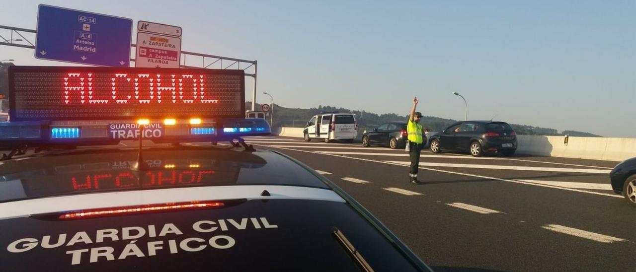 Una patrulla de la Guardia Civil de Tráfico durante un control de alcoholemia. |   // G. C.