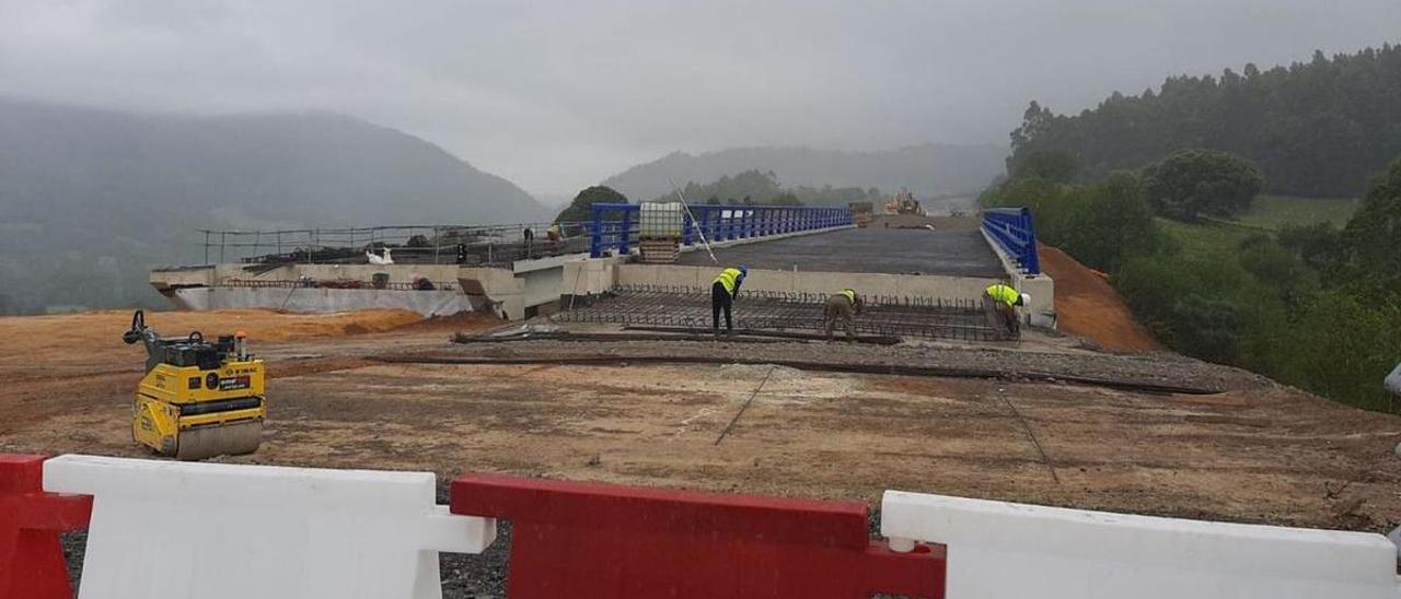Los operarios, ultimando los trabajos para la reapertura del puente de La Barrosa, en Salas. | L. P.