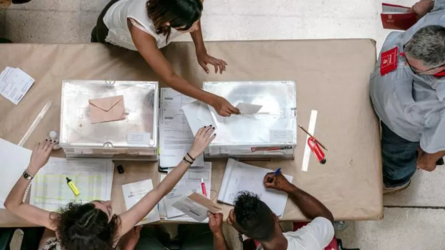 Abren sin incidencias los 385 colegios de Baleares para que voten 819.685 ciudadanos
