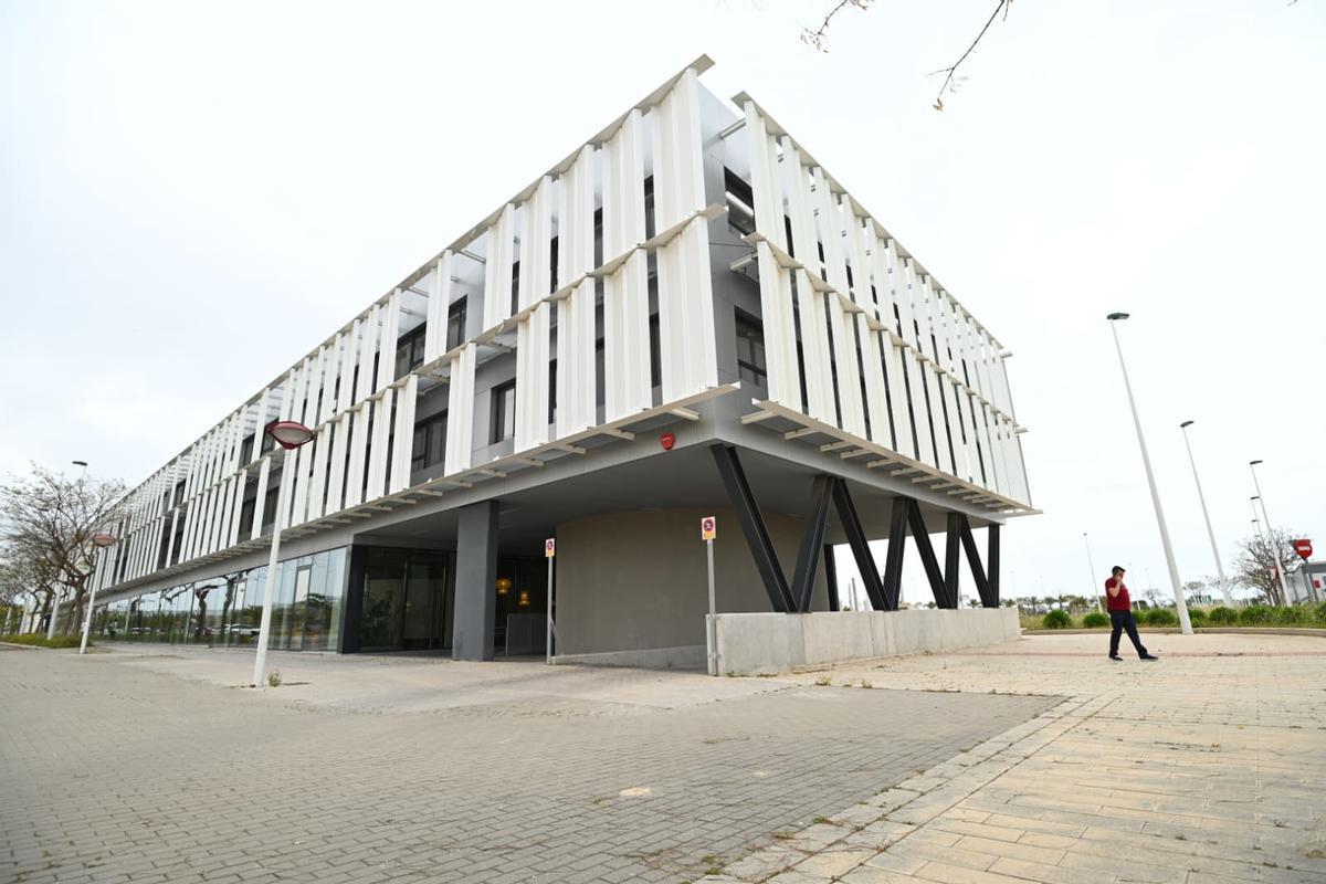 El edificio donde estaba la sede del Centro del Envejecimiento, en Elche Parque Empresarial.