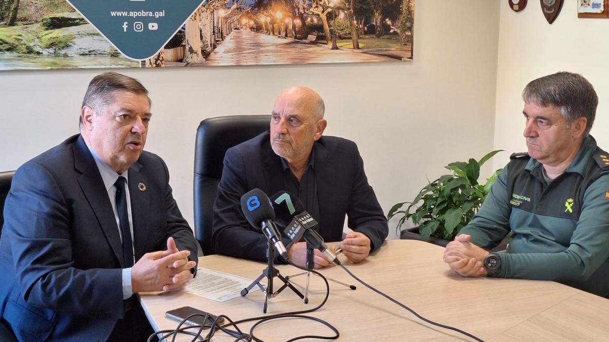 Pola esquerda, Julio Abalde, José Carlos Vidal e Fernando Pedreira, este venres na Pobra.