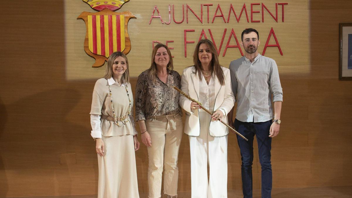 La alcaldesa de Favara, con los concejales del PP, al finalizar el pleno de investidura hace un año.