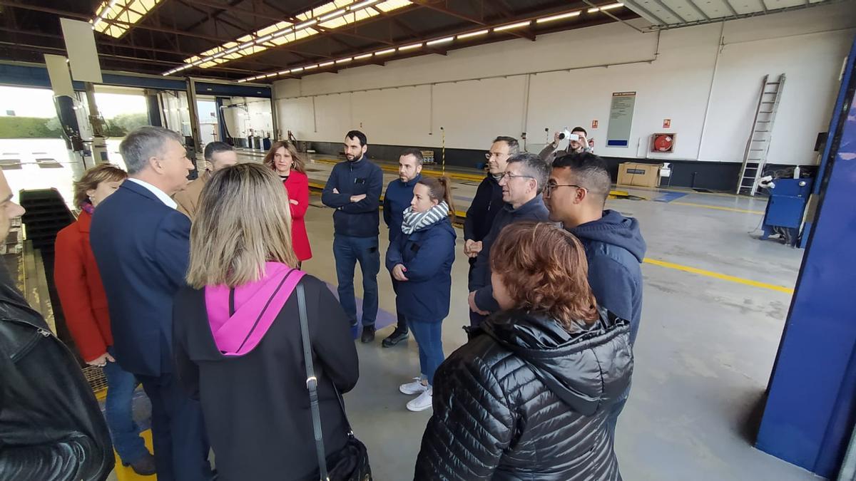 El conseller Climent durante su visita a la estación de la ITV de Gandia.