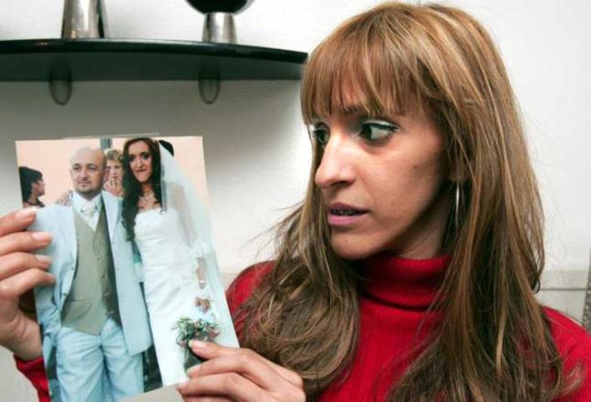 Vanesa Girona, con una imagen del día de su boda.