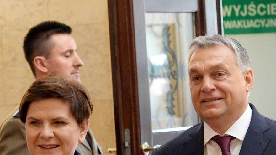 La primera ministra polaca, Beata Szydlo, y su homólogo húngaro, Viktor Orban, a su llegada ayer a la reunión del Grupo de Visegrado en Varsovia.