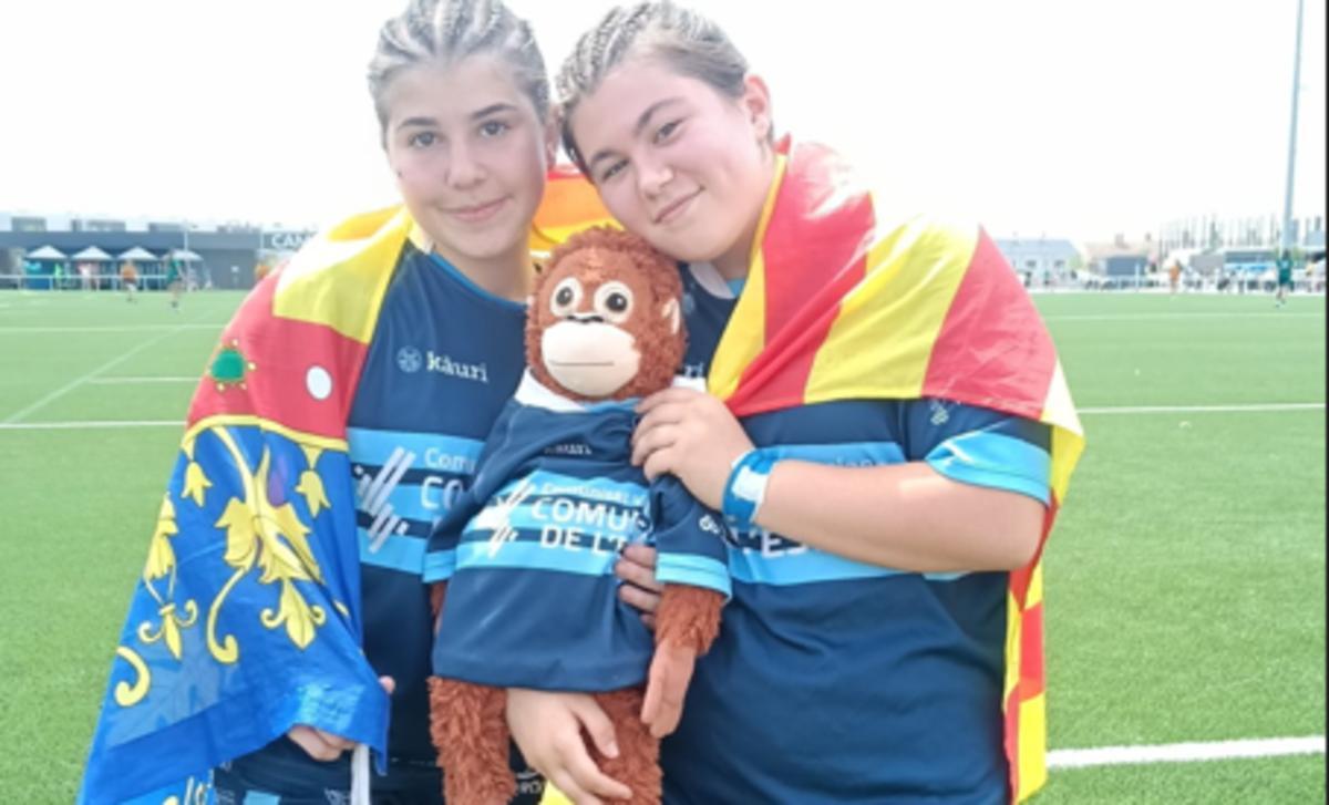 Las dos jugadoras de Tavernes de la Valldigna, terceras clasificadas de España con la selección valenciana
