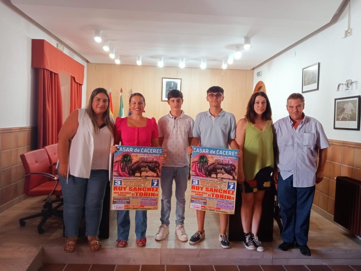 Presentación de la novillada de las Fiestas del Ramo en Casar de Cáceres.