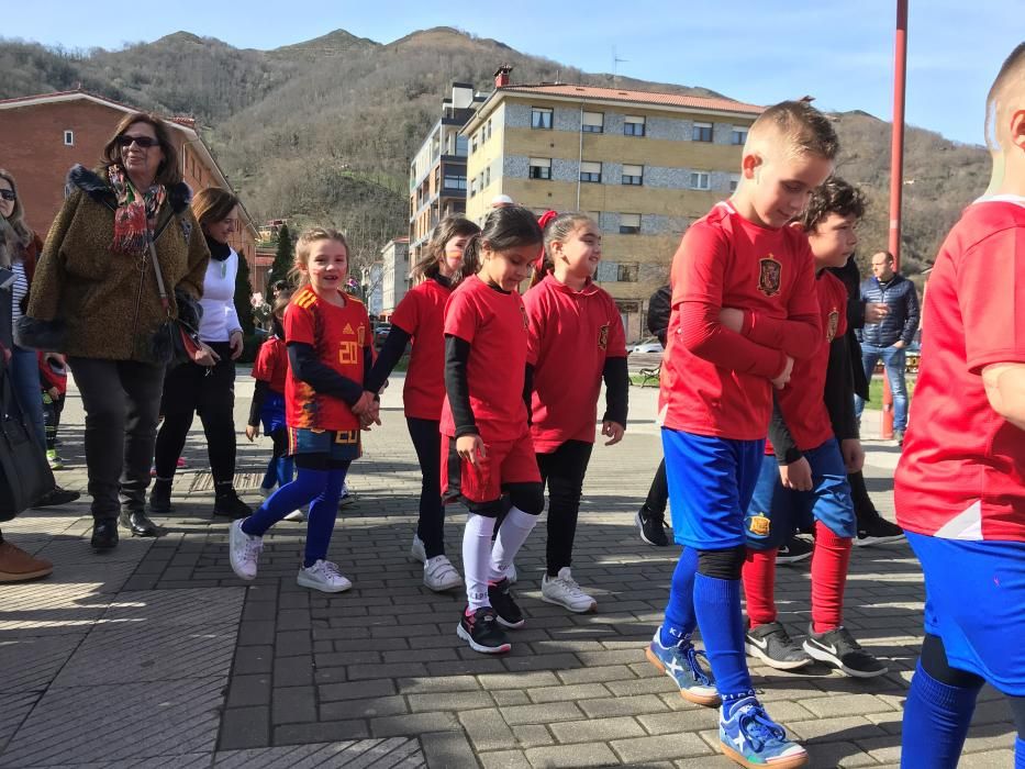 Desfile escolar en el Antroxu de Laviana