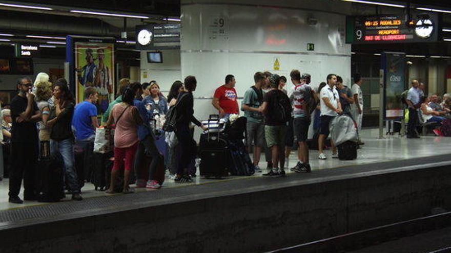 Usuaris de Renfe a l&#039;estació de Sants.