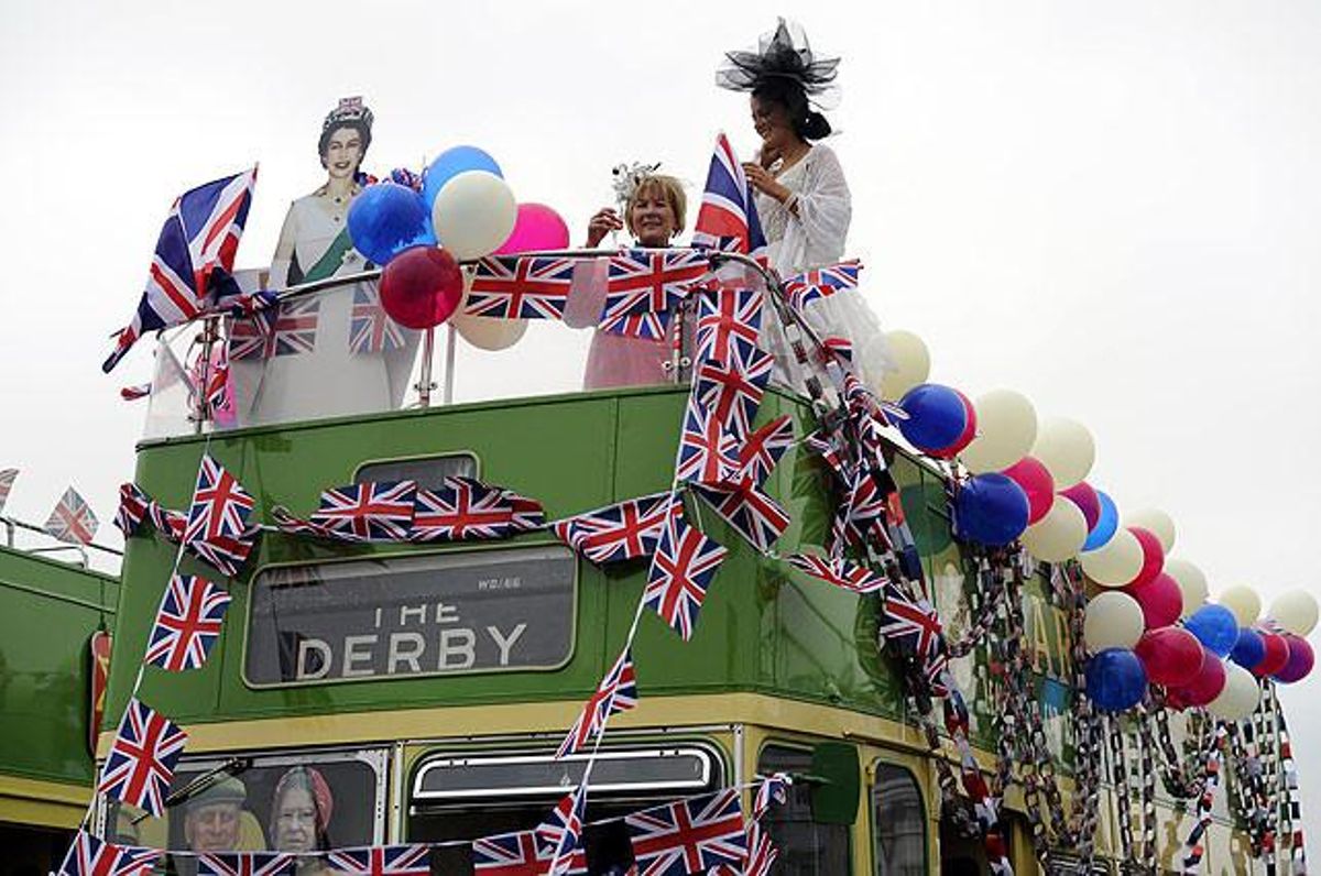 Unes dones brinden en un autobús durant una de les celebracions del Jubileu a l’hipòdrom d’Epsom, a prop de Londres, dissabte passat, 2 de juny del 2012.