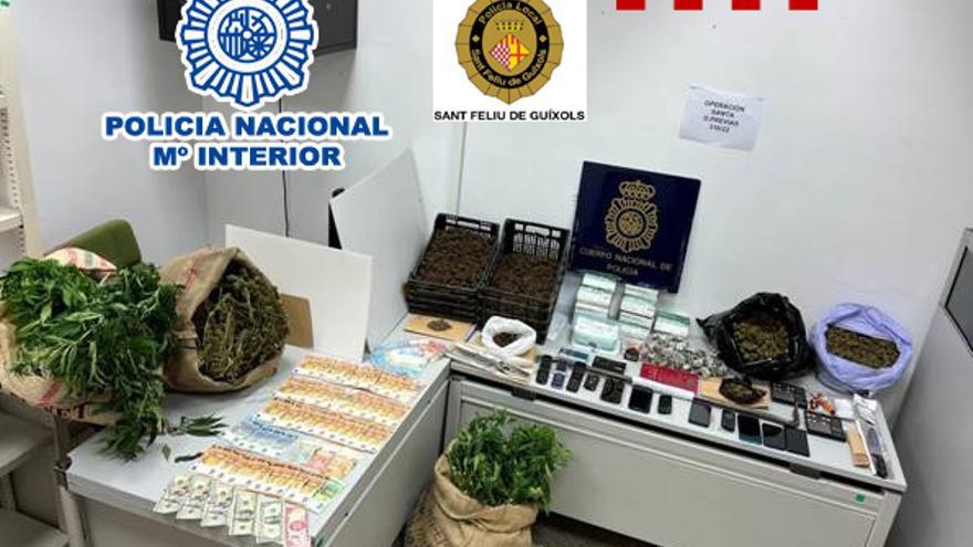 El material i la droga intervinguda a Sant Feliu