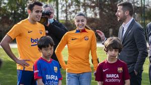 Jana, en el centro junto a Eric García, en un acto de la Barça Academy de este sábado. 
