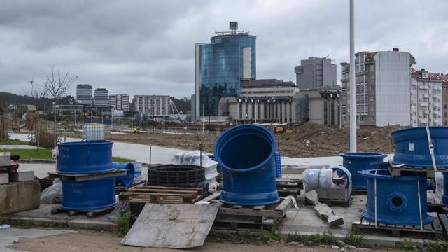 En segundo término, con tierra, parcela del Concello en el barrio de Xuxán. | // CASTELEIRO/ROLLER AGENCIA
