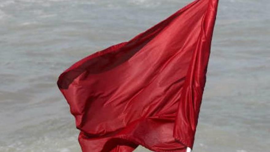 Xàbia multa con 750 euros a dos bañistas por ignorar la bandera roja