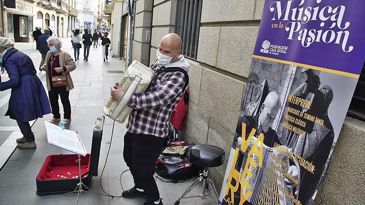 El artista ruso ameniza la tarde del Jueves Santo en Santa Clara. | Jose Luis Fernández