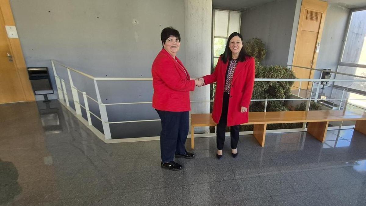 Rubio, felicitando a García Mateo tras conocer los resultados de la votación de la segunda vuelta.