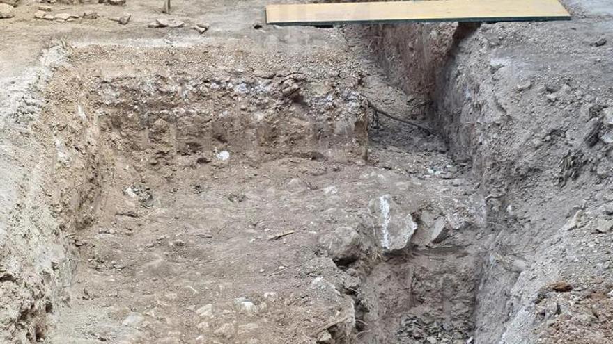 Investigan si los restos de una calzada junto a la ermita gótica de Carcaixent corresponden a la Vía Augusta romana