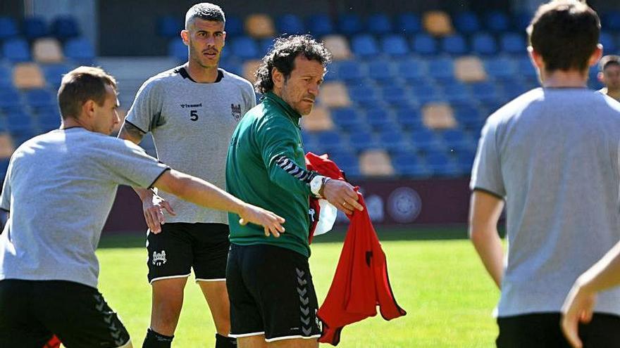 Luisito, repartiendo los dorsales en un entrenamiento. |  // GUSTAVO SANTOS