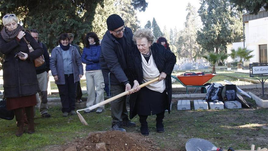 La Junta encargará un plan de actuación para seguir con la exhumación de las fosas de Córdoba