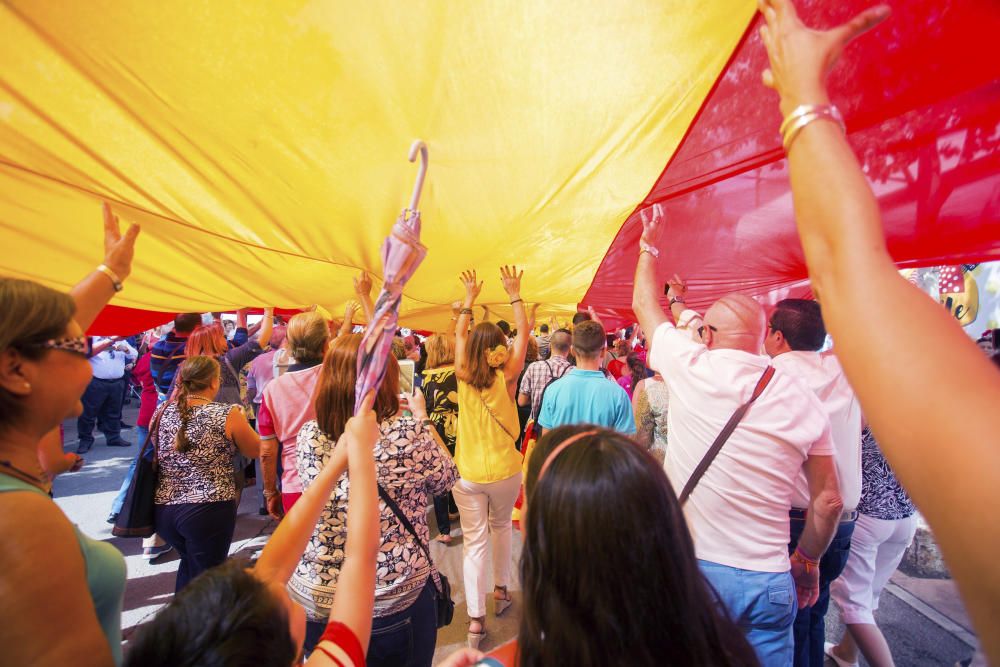 DESPLIEGAN UNA BANDERA DE ESPAÑA DE 50 METROS ...