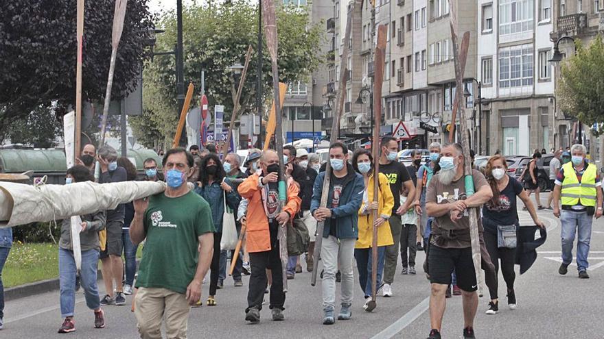 Los participantes, en la caminata entre el puerto y la escultura de la gamela.   | // S.Á.