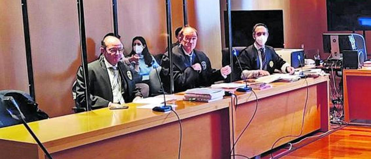 Por la izquierda, Antonio Pineda, Ignacio Botas y el fiscal, en la sala de la Audiencia Provincial. | D. M.