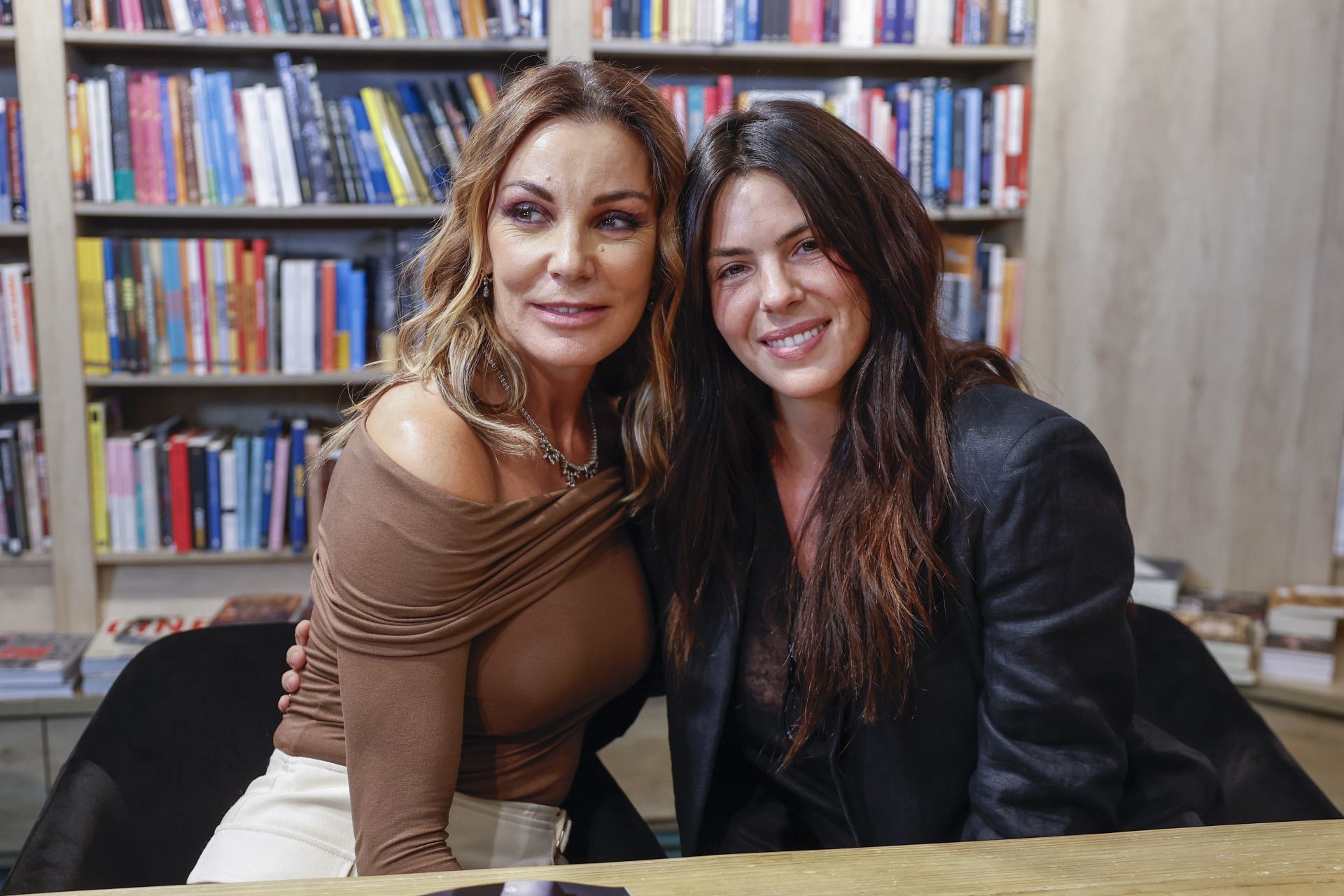 Laura Matamoros junto a la madre de Carlo, Mar Flores, cuando lanzó sus memorias