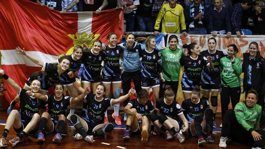 Las jugadoras del Guardés celebran la clasificación para cuartos de final en A Sangriña. // Ricardo Grobas