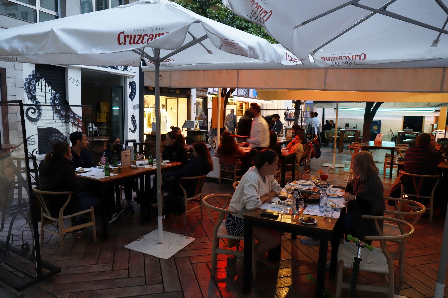Comienza el horario ampliado en restaurantes y comercios de Málaga