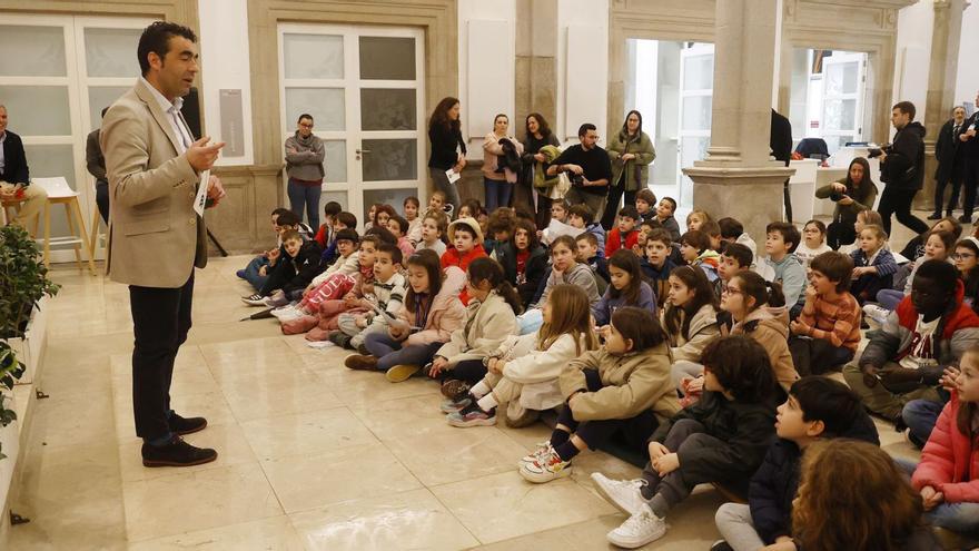 Luis López, diante dos alumnos participantes, onte no Pazo Provincial.