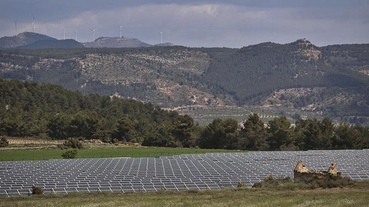 Parque solar instalado en Titaguas, en una imagen captada a finales de abril. | FERNANDO BUSTAMANTE