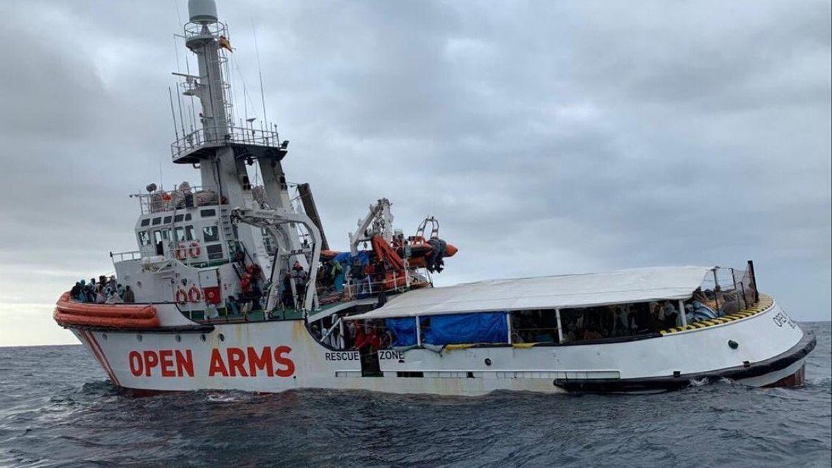 El &#039;Open Arms&#039; rescata a más de 100 migrantes y solicita puerto