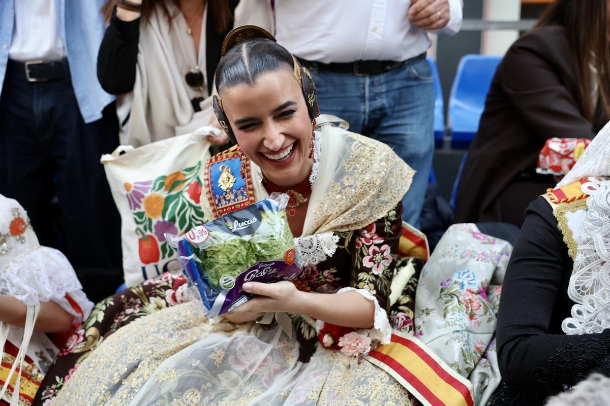Carmen y Marta disfrutan de un desfile que alimenta: el Bando de la Huerta